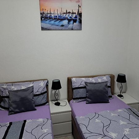 Apartmani Marijamagdalena Gračac Exterior foto