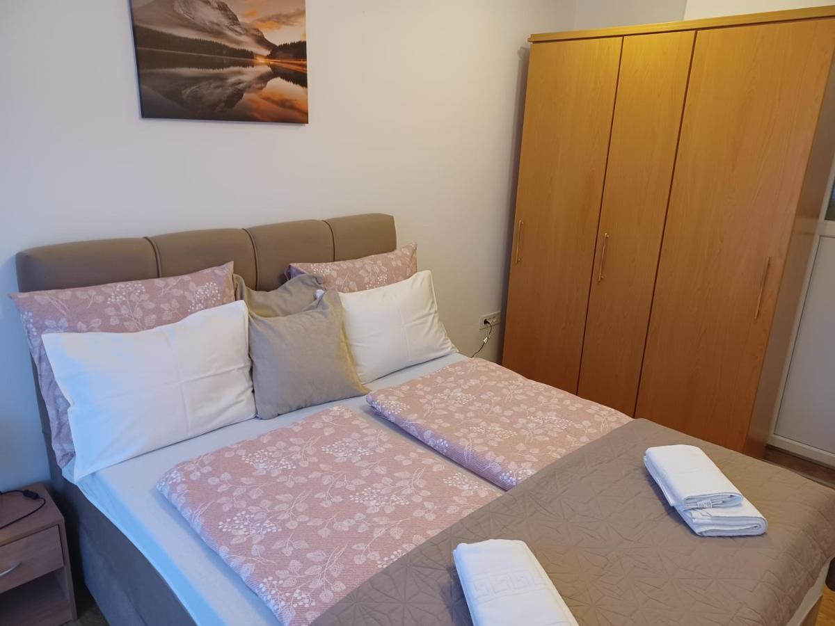 Apartmani Marijamagdalena Gračac Exterior foto